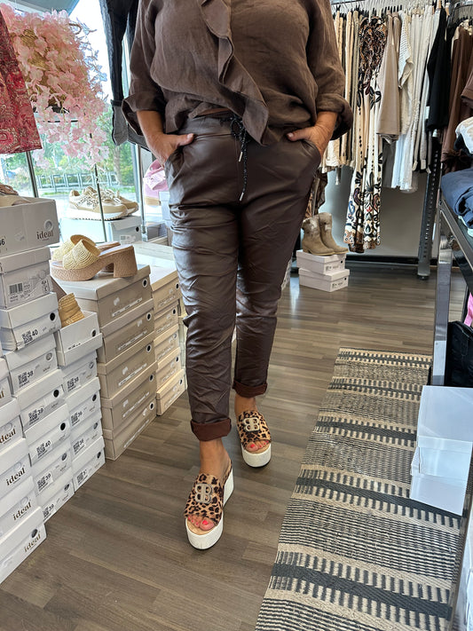 Stretch keinonahkahousu tummanruskea