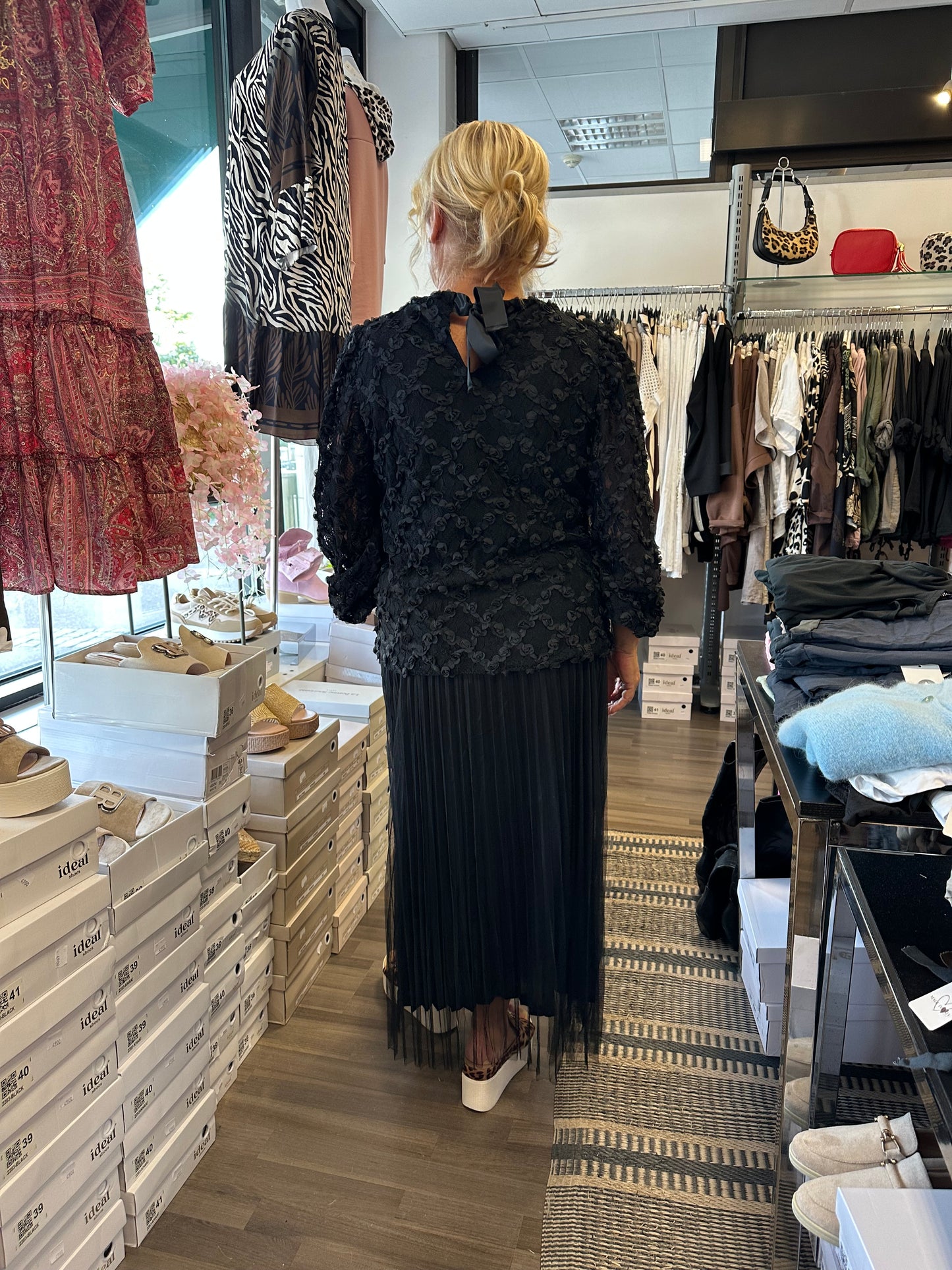 Tyllihame Clemence musta