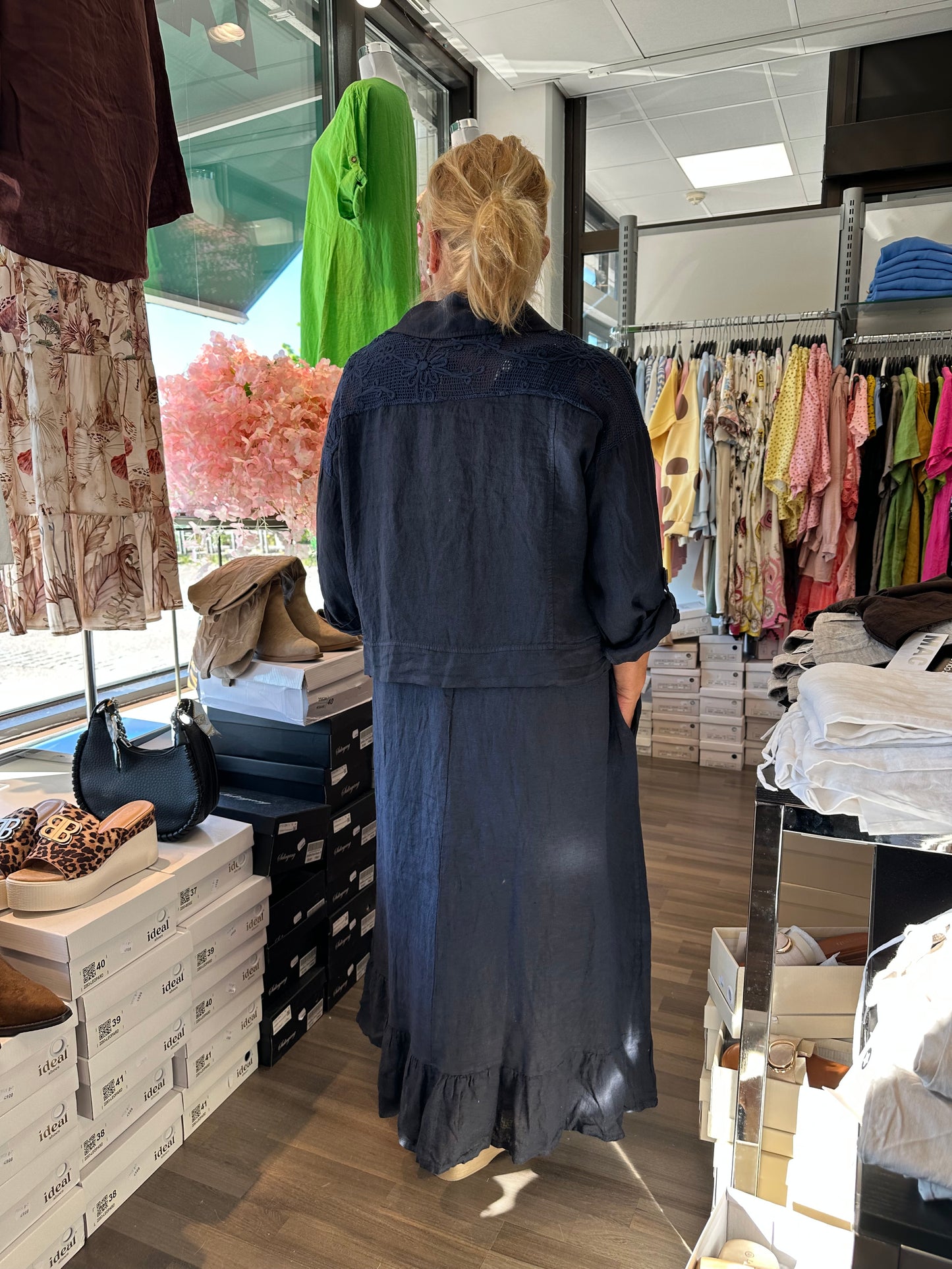 Yksivärinen mekko- ja jakku pellavasetti tummansininen