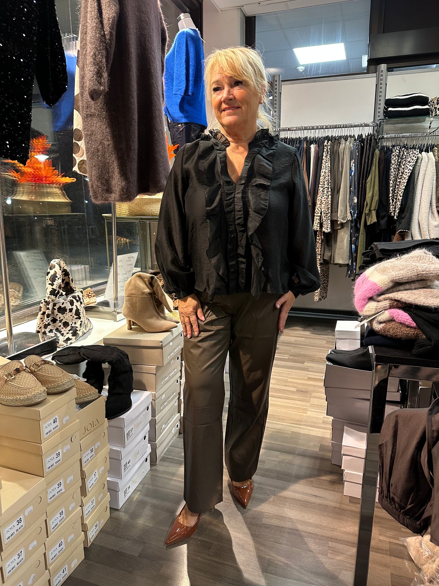 Suoralahkeiset keinonahkahousut ruskea