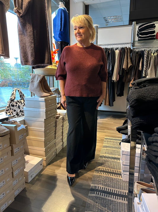 Leveälahkeiset samettihousut musta