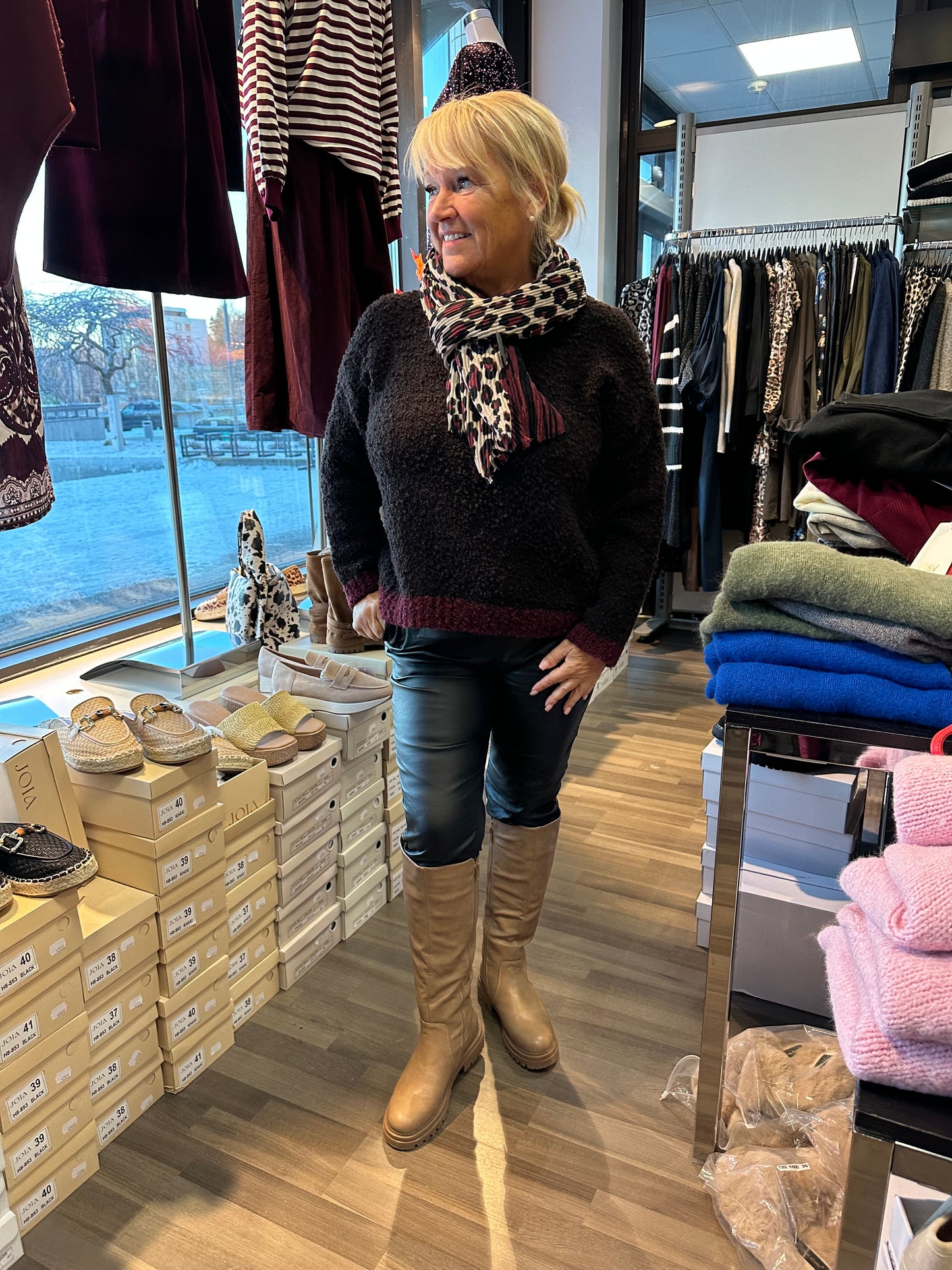 Kaksivärinen bouclee neule tummanruskea