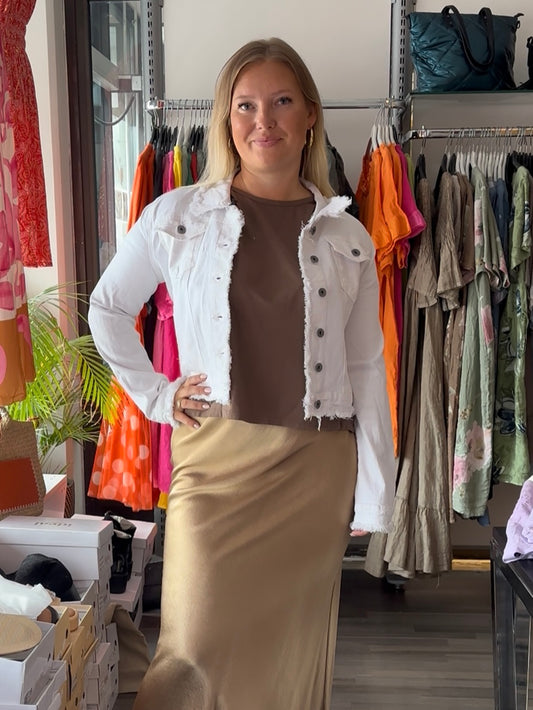 Farkkutakki rispatuilla reunoilla valkoinen