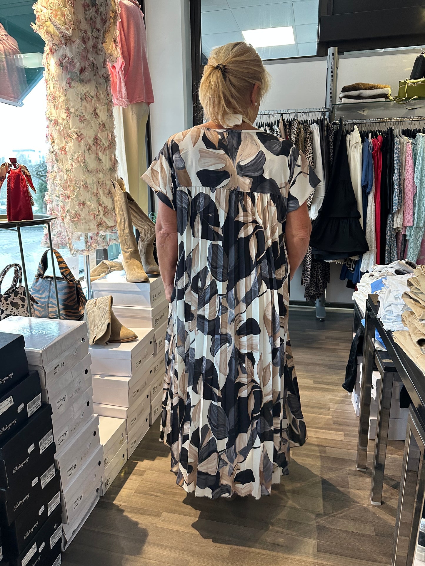 Plussize kuviollinen pliseerattu mekko (5 väriä)