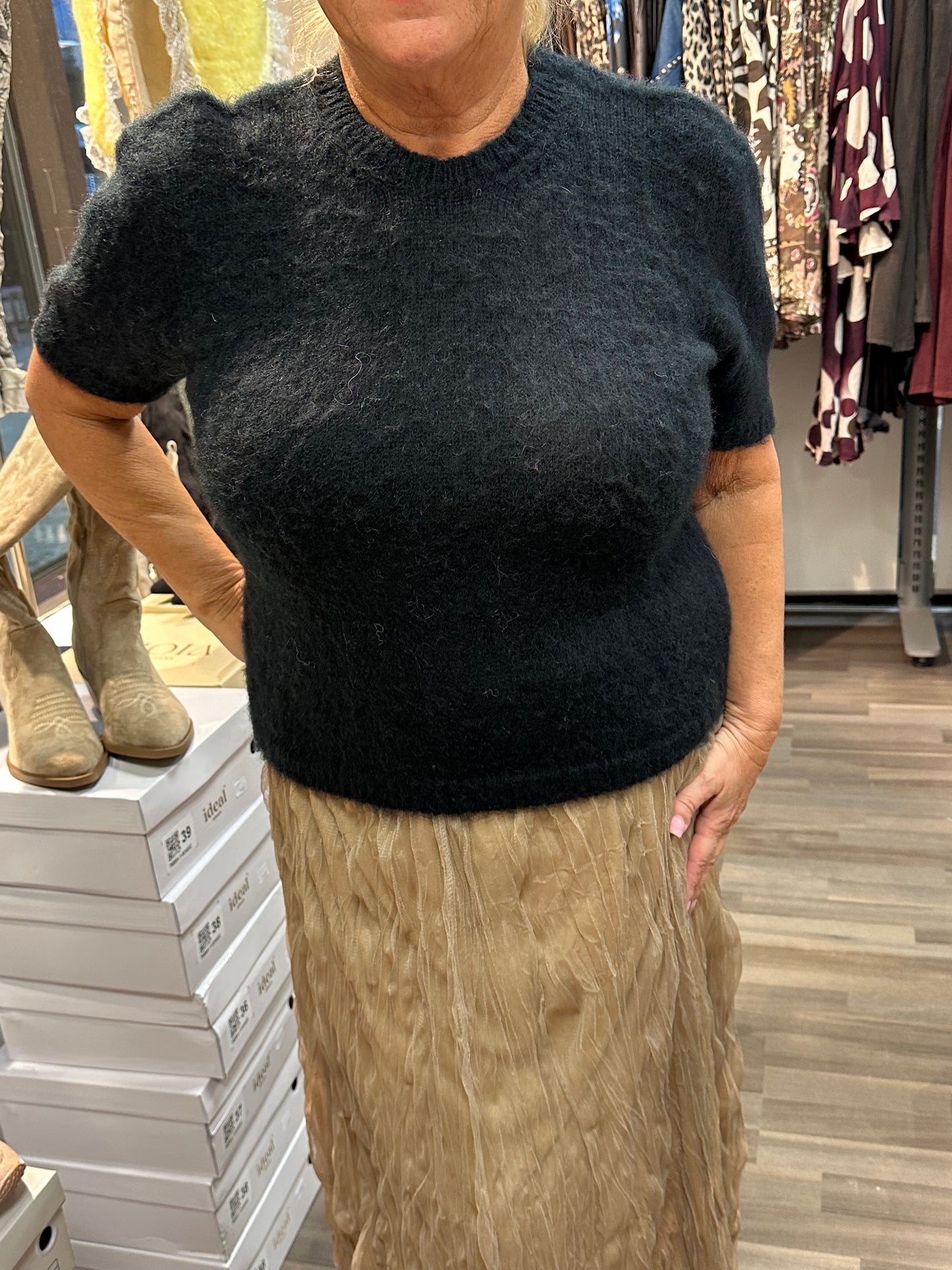 Kid mohair neule lyhyillä hihoilla musta