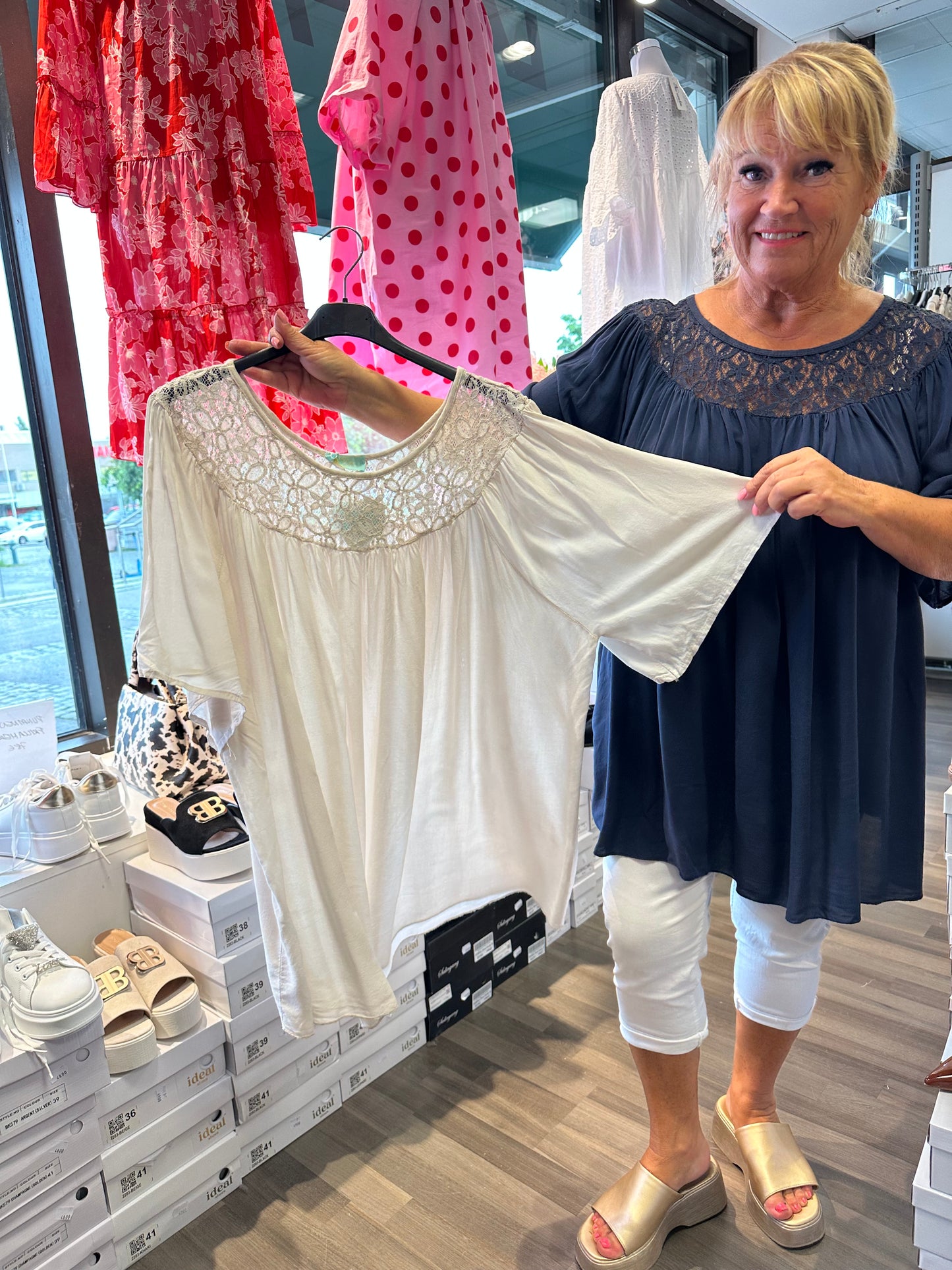 Plussize tunika pitsiyläosalla (4 väriä)
