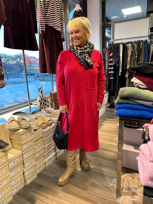 Midimittainen neulemekko Pocket punainen