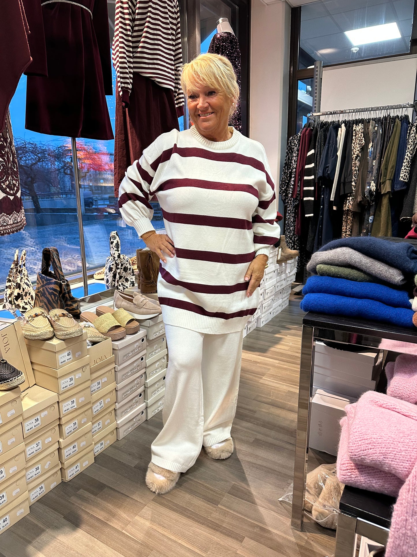 Plussize neuleasu valkoinen