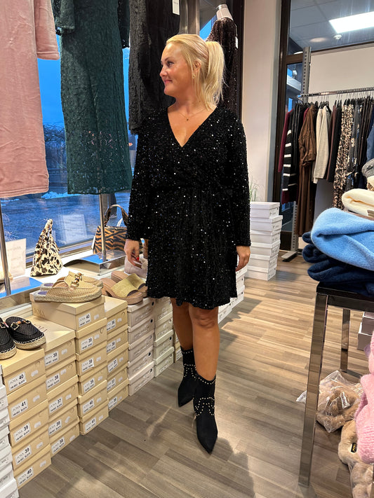 Kietaisumallinen paljettimekko