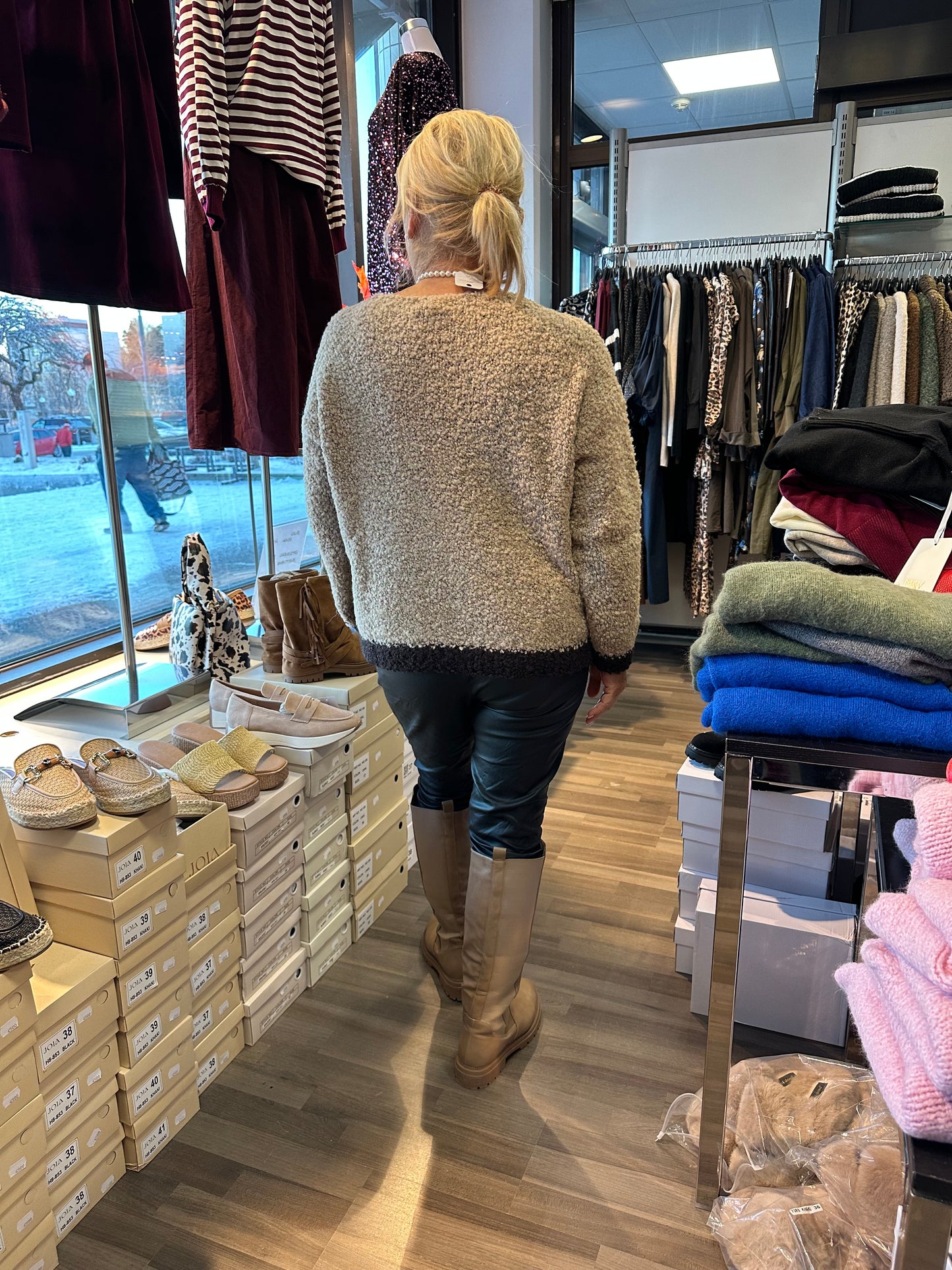 Kaksivärinen bouclee neule beessi