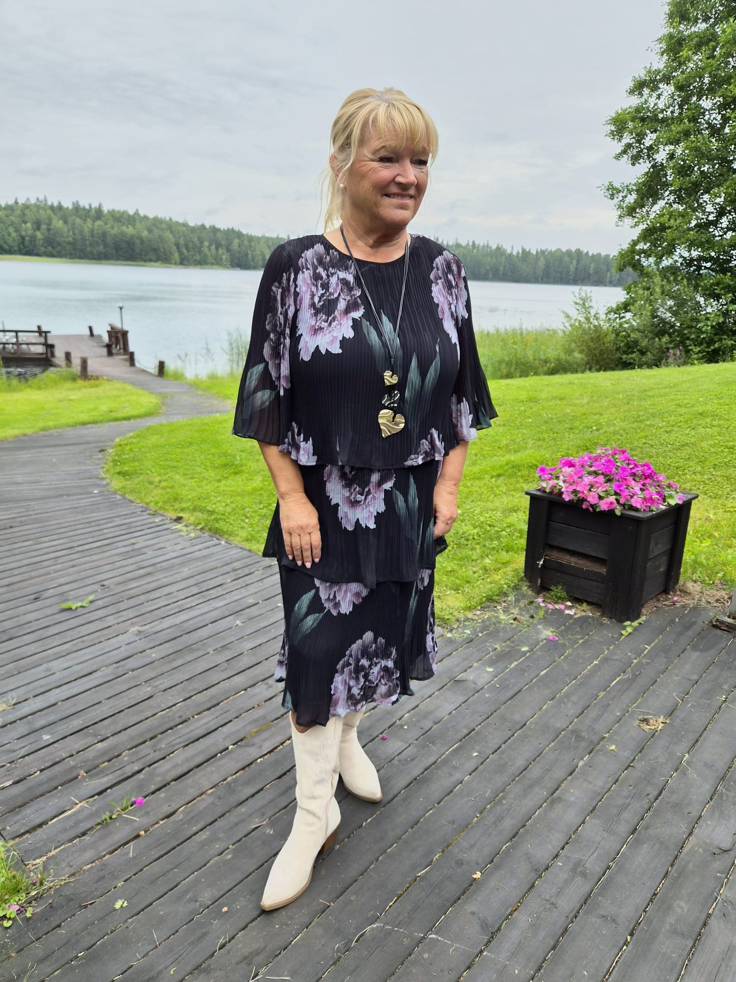 Pliseerattu kerrosmekko Calindra kukallinen