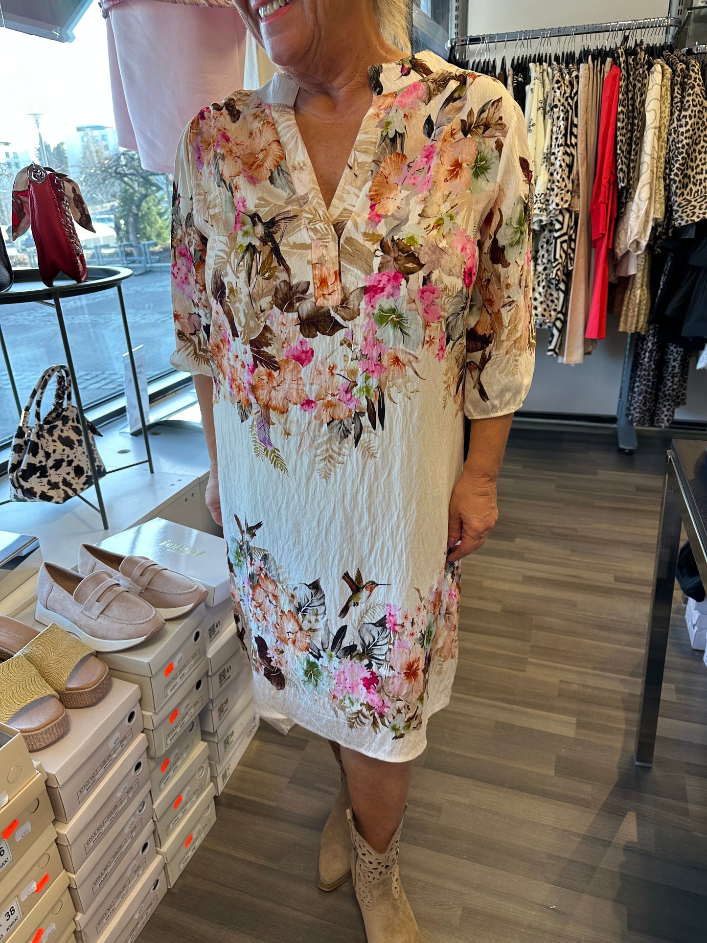 Polvipituinen kuosimekko Camel