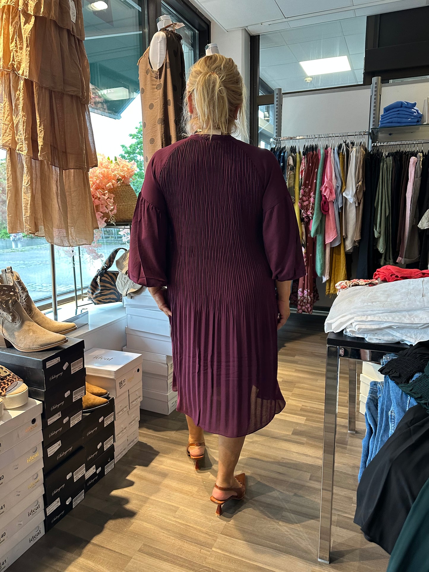 Pliseerattu mekko Cinja Autumn Berry