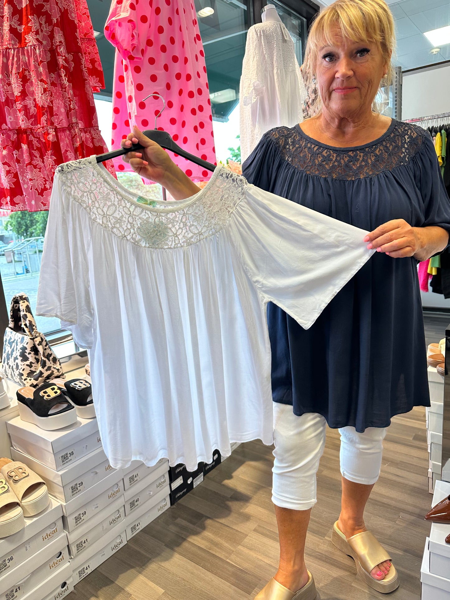 Plussize tunika pitsiyläosalla (4 väriä)