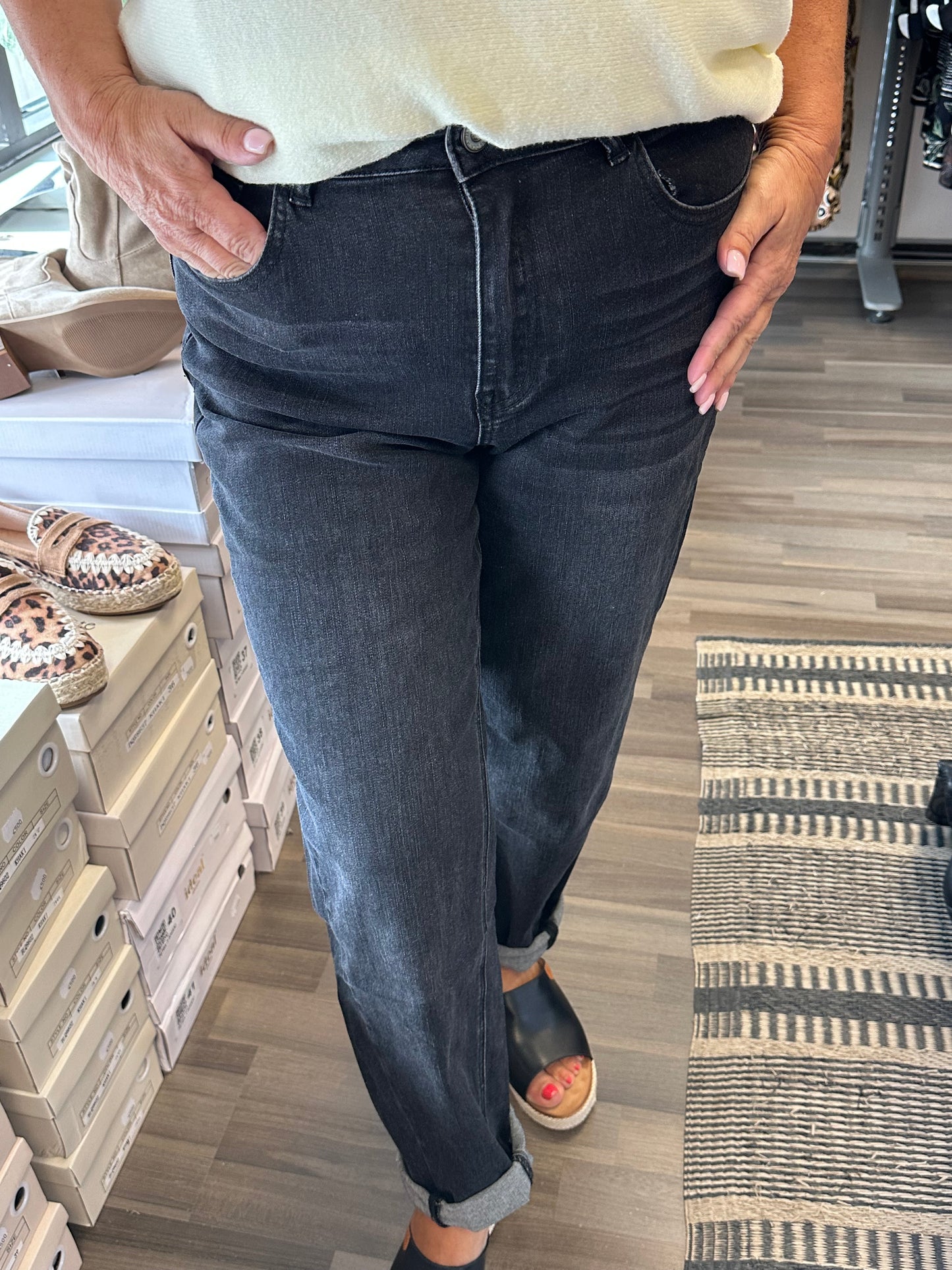 Korkeavyötäröiset farkut harmaa