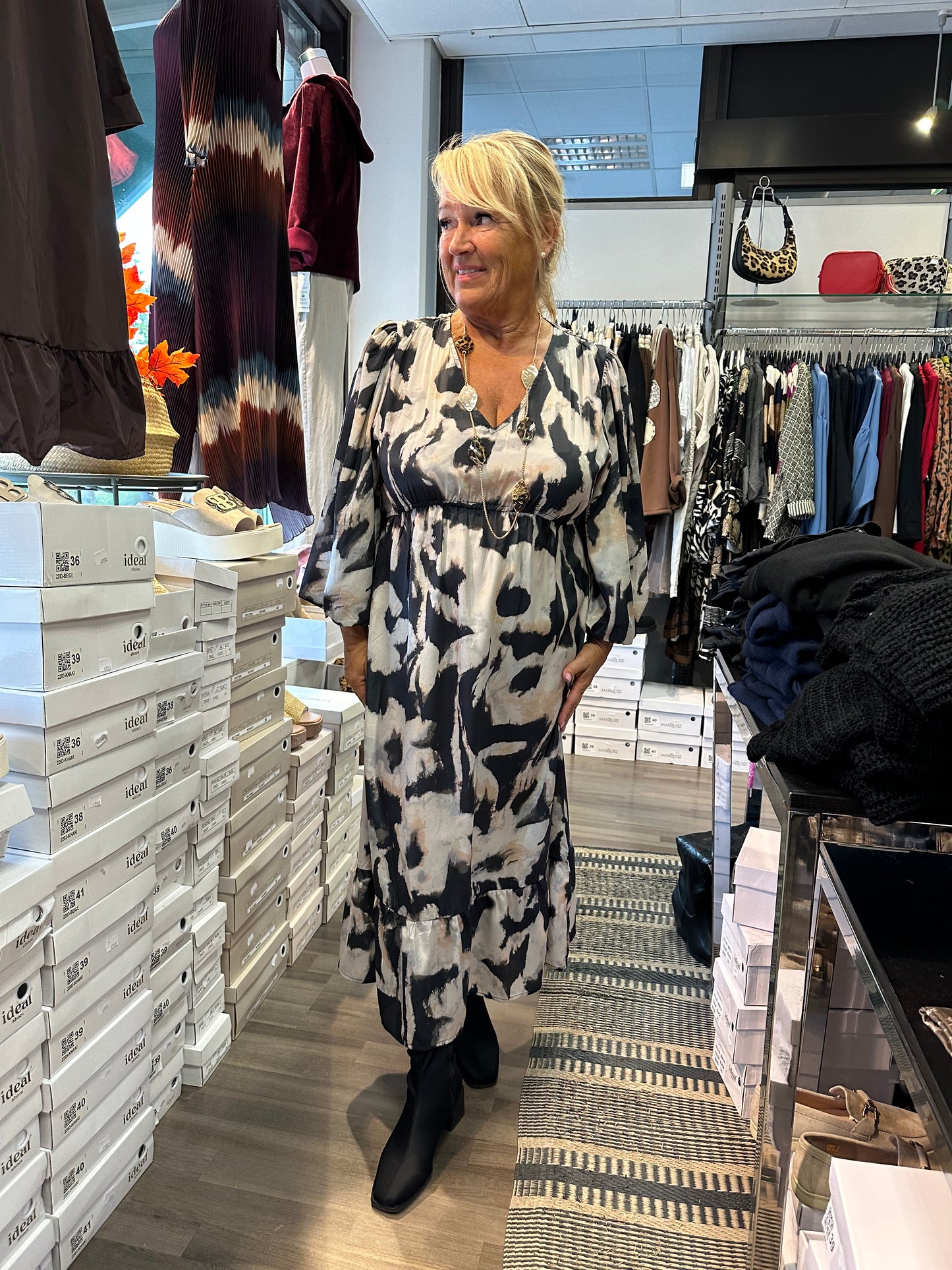 Kuviollinen frillamekko