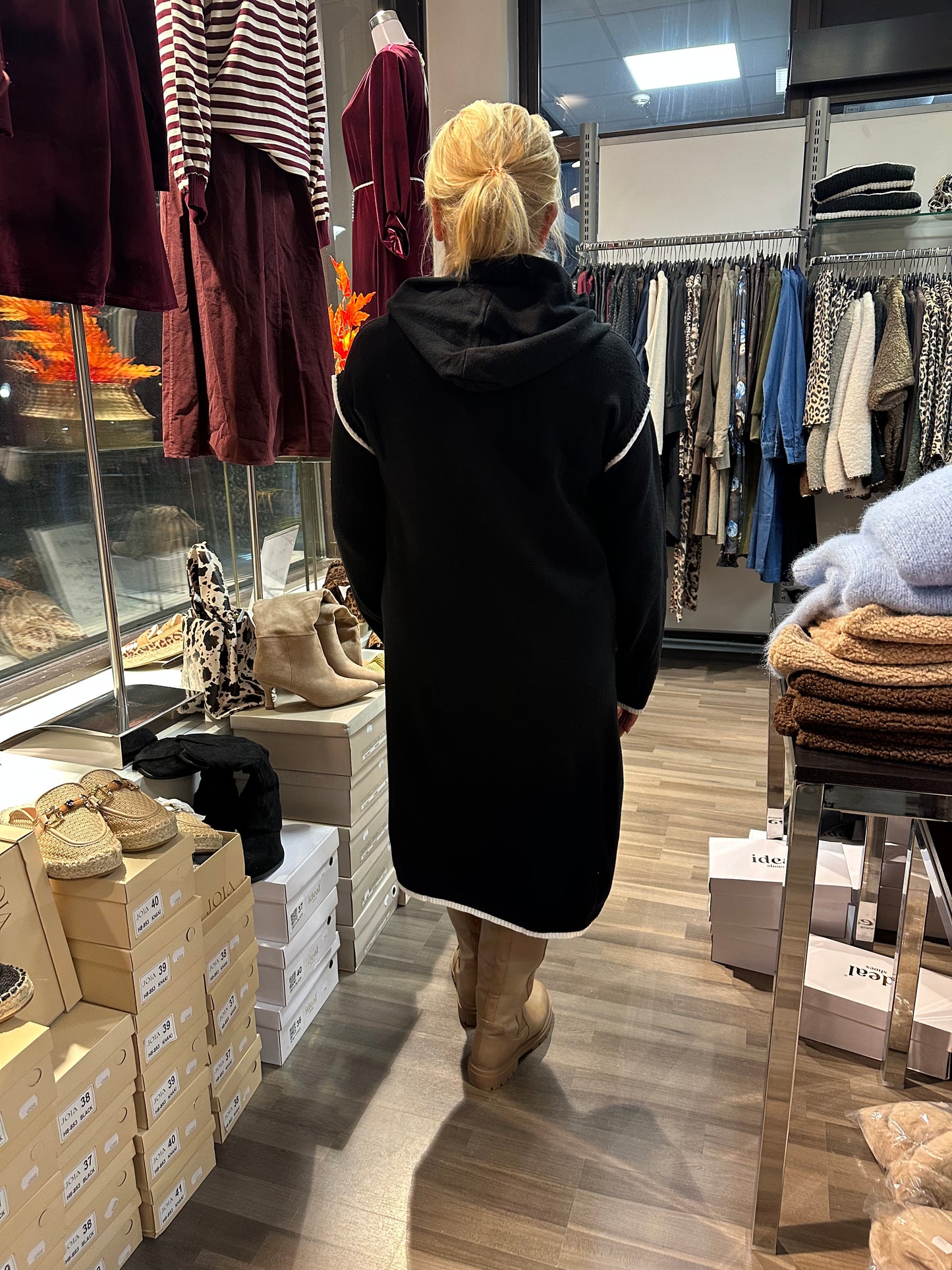 Neulehuppari mekko musta