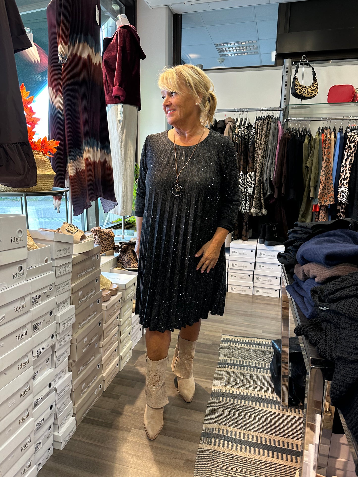 Bling pliseerattu neulemekko musta