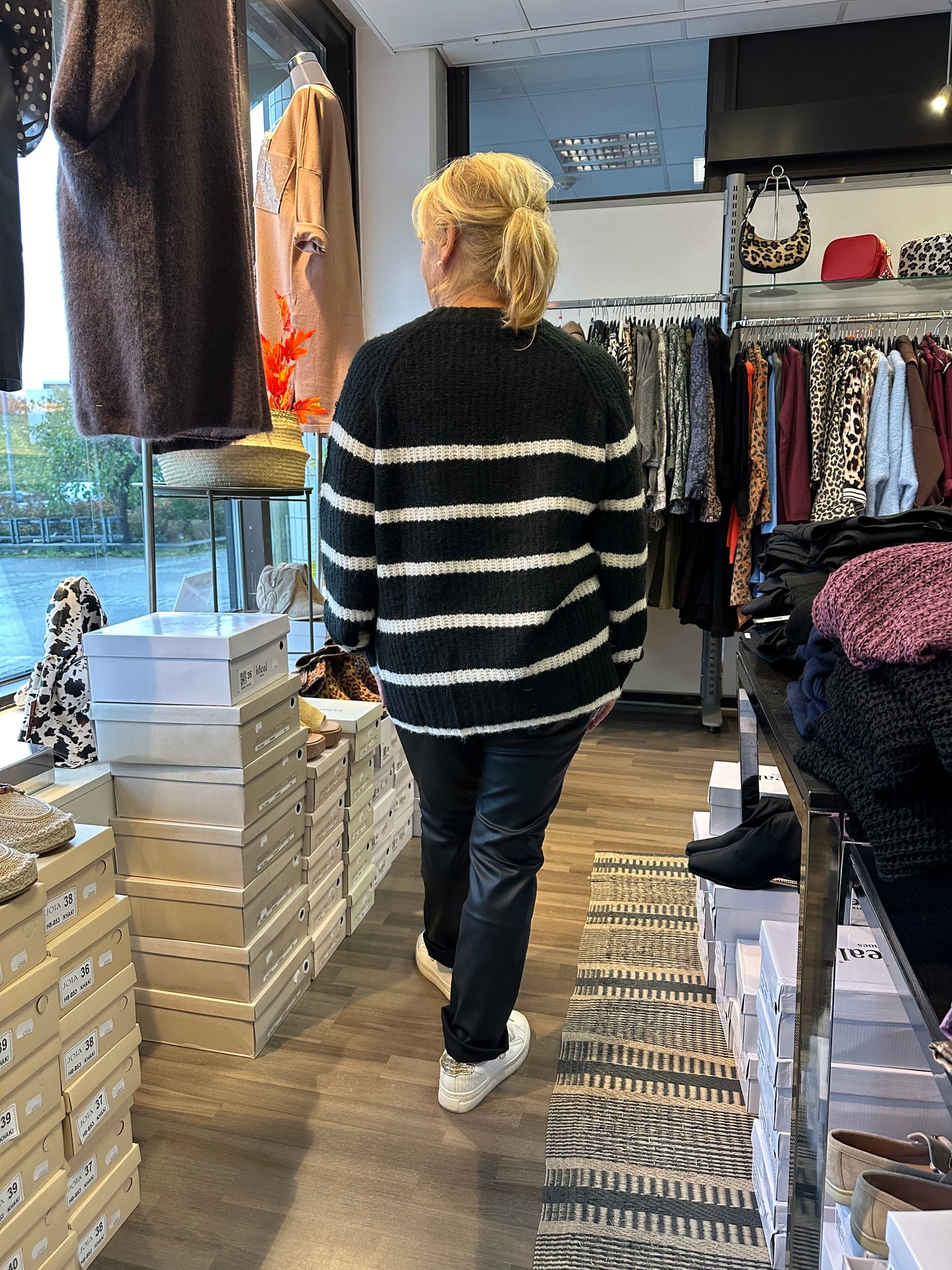 Raidallinen neulepusero napeilla