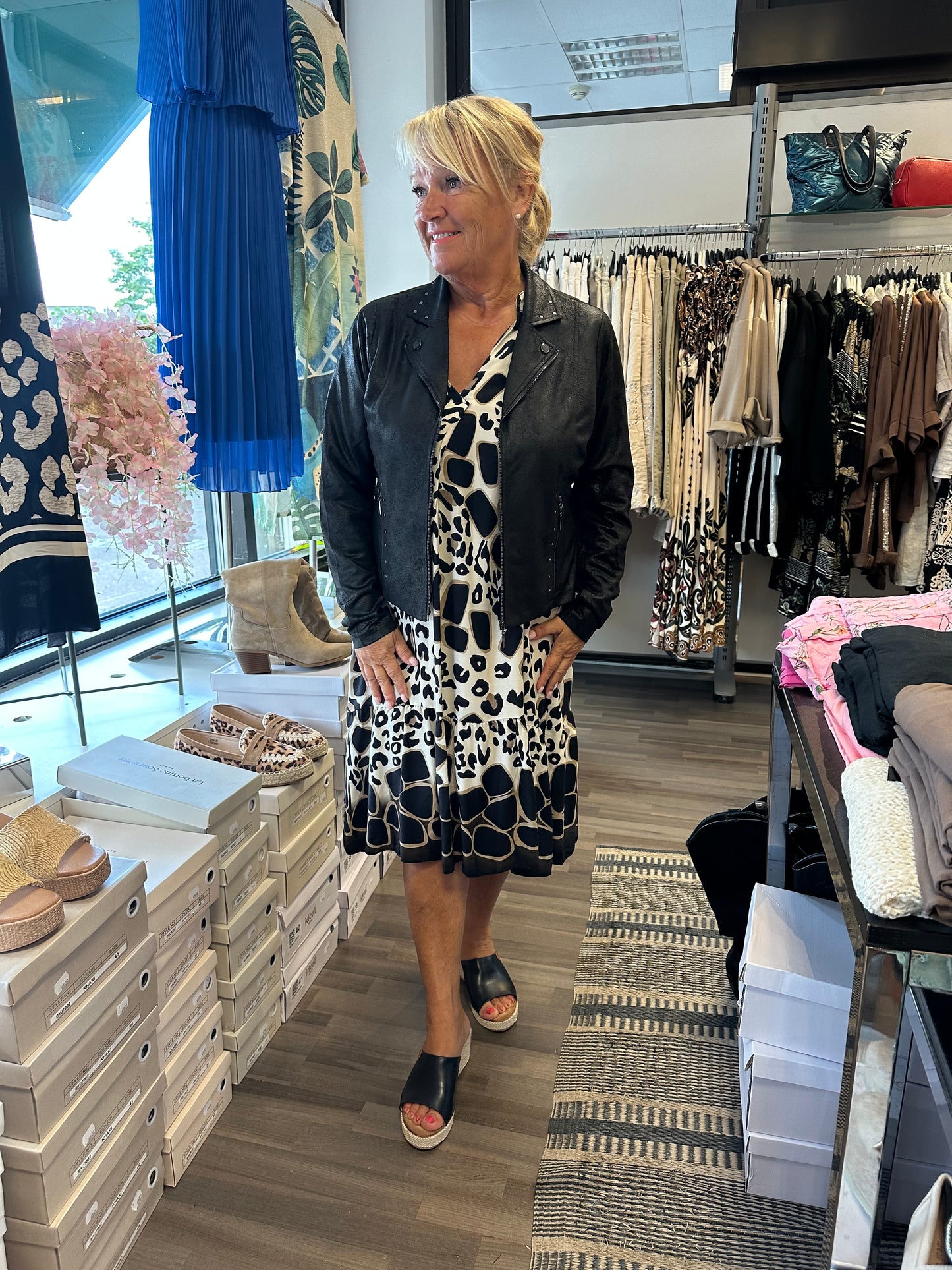 Keinonahkainen jakku musta