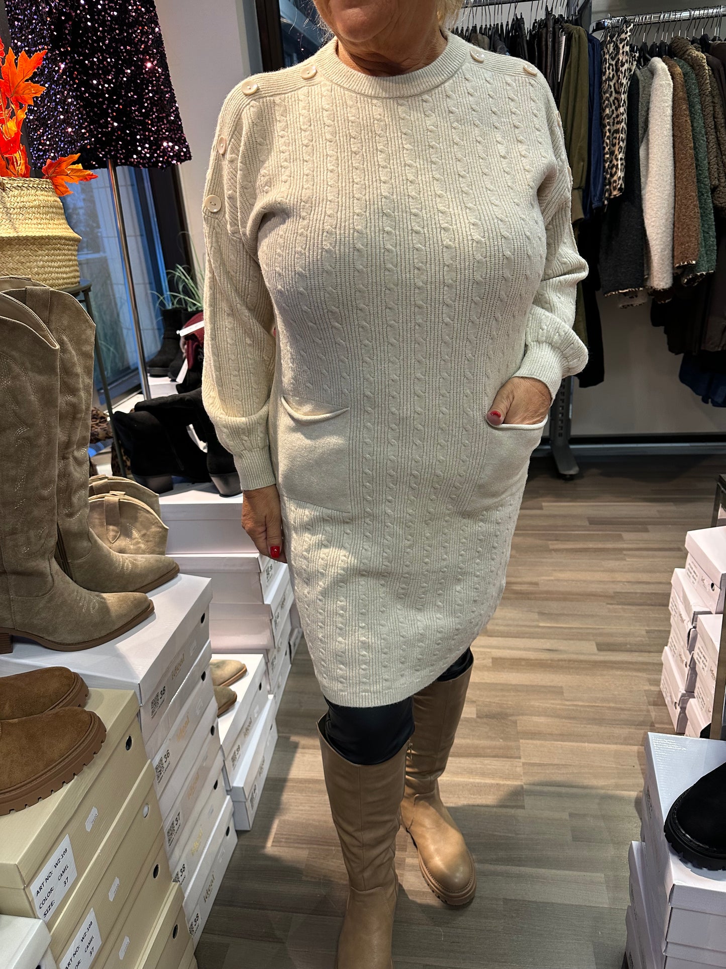 Neuletunika/mekko vaalea beessi