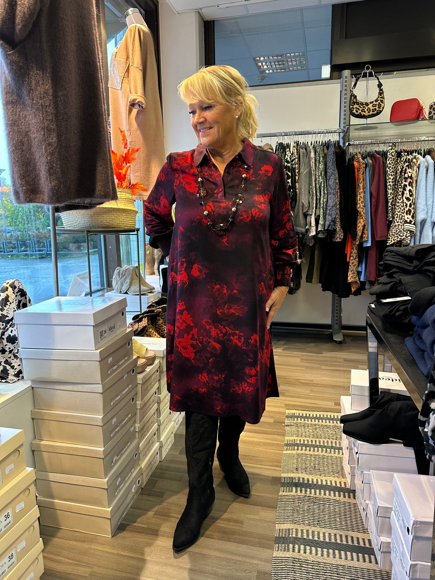 A-linjainen kauluksellinen mekko