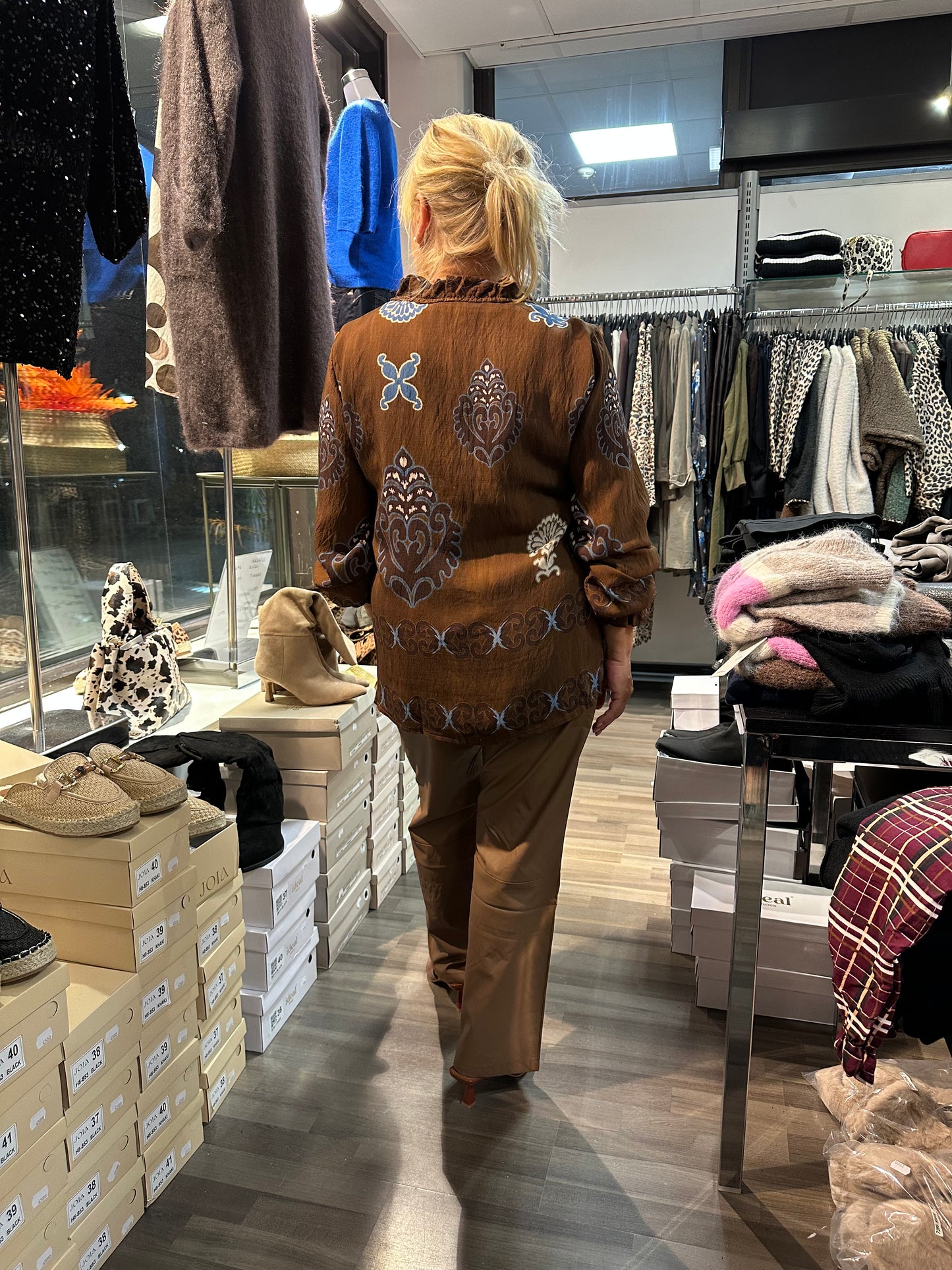 Viskoosipusero röyhelöllä ruskea