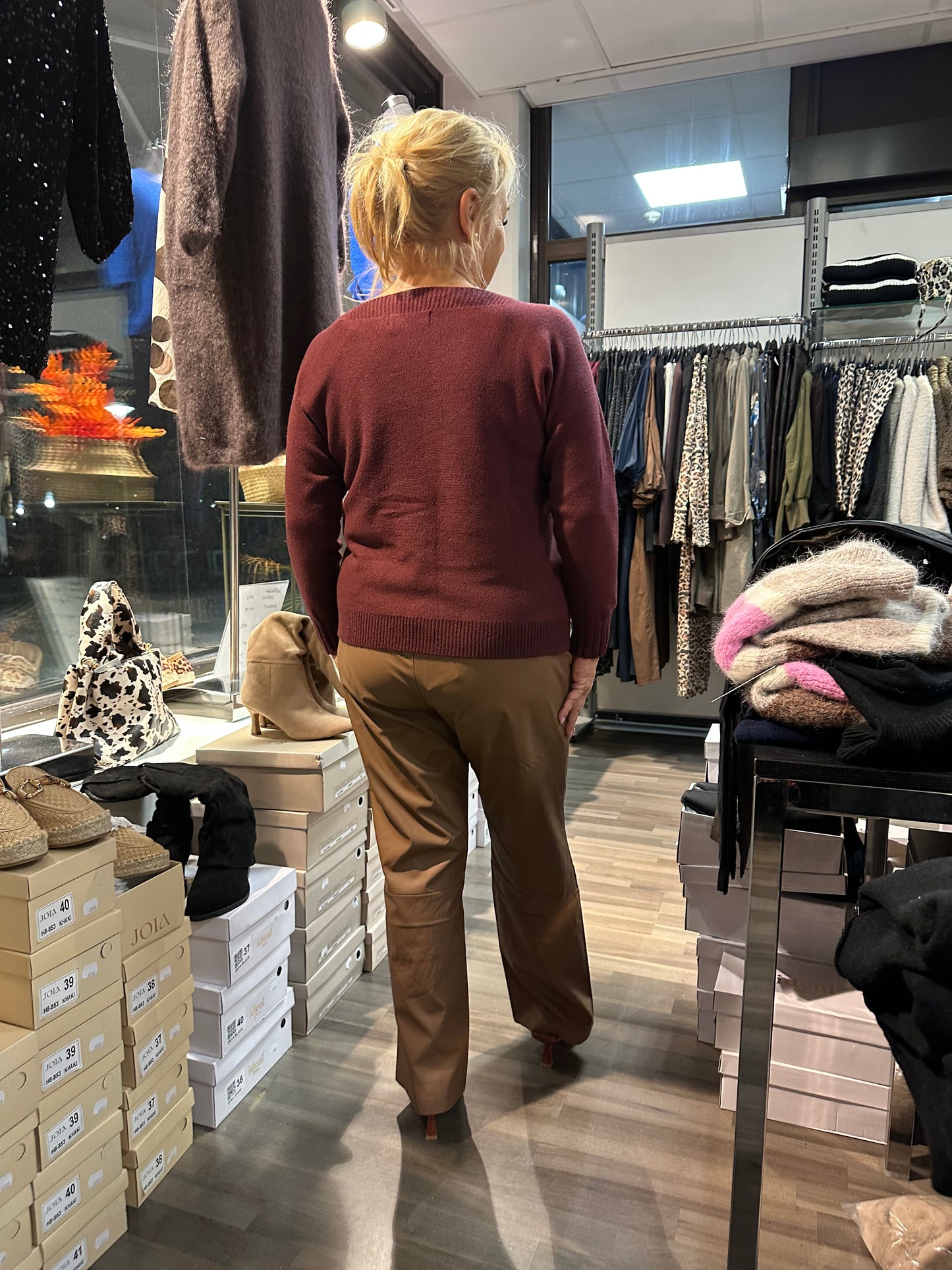 Suoralahkeiset keinonahkahousut konjakki