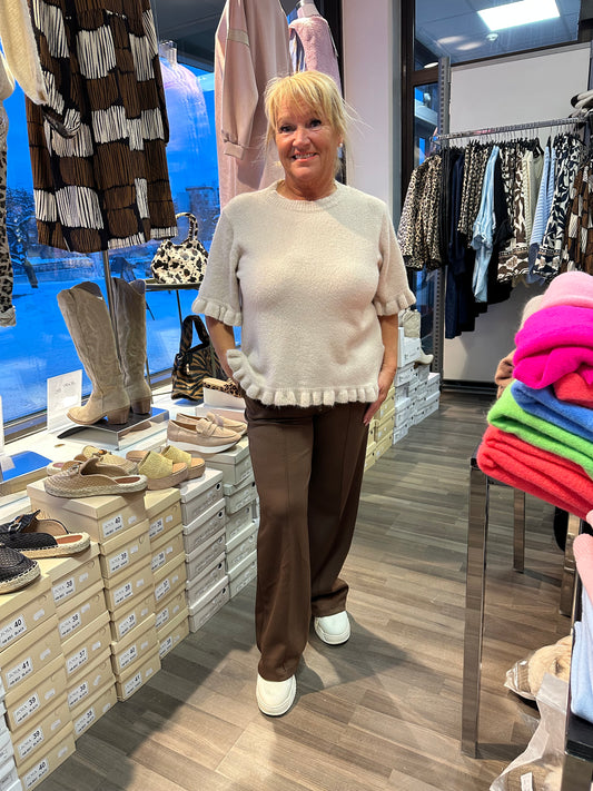 Neulepusero frillahelmalla beessi