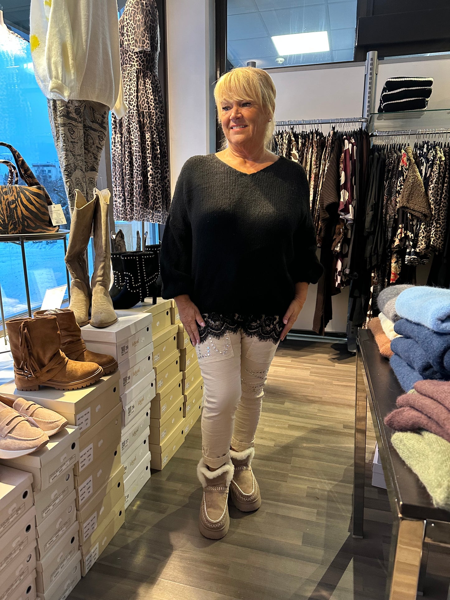 Pitsihelmainen neule musta