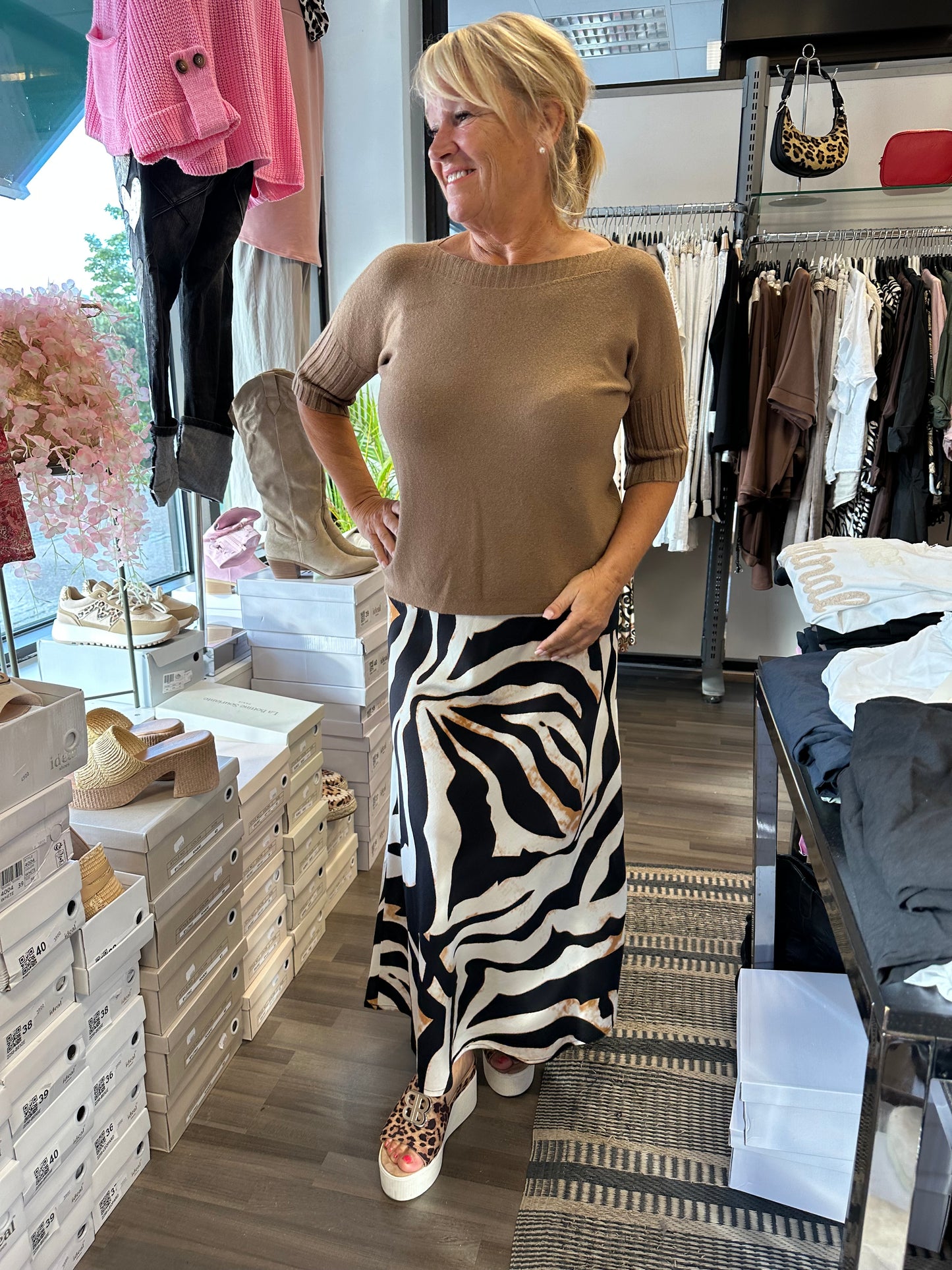 Lyhythihainen neule venepääntiellä kameli