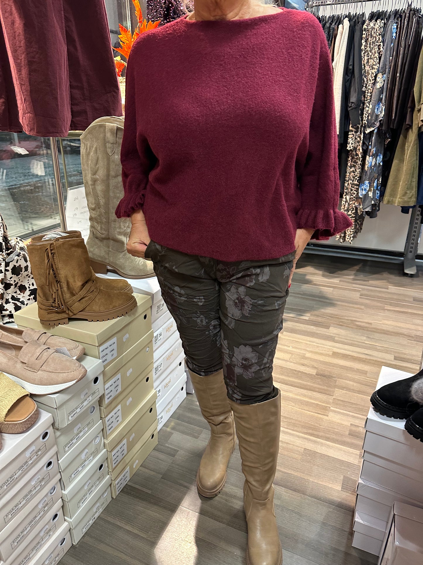 Neule frillahihoilla viininpunainen