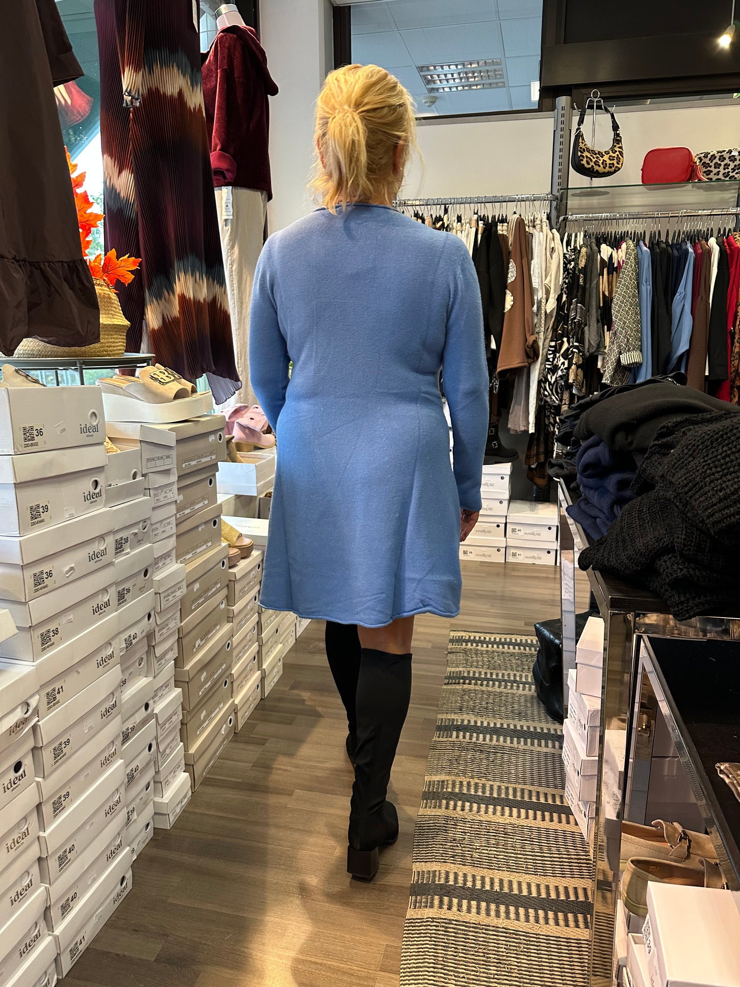 Kellohelmainen neulemekko sininen