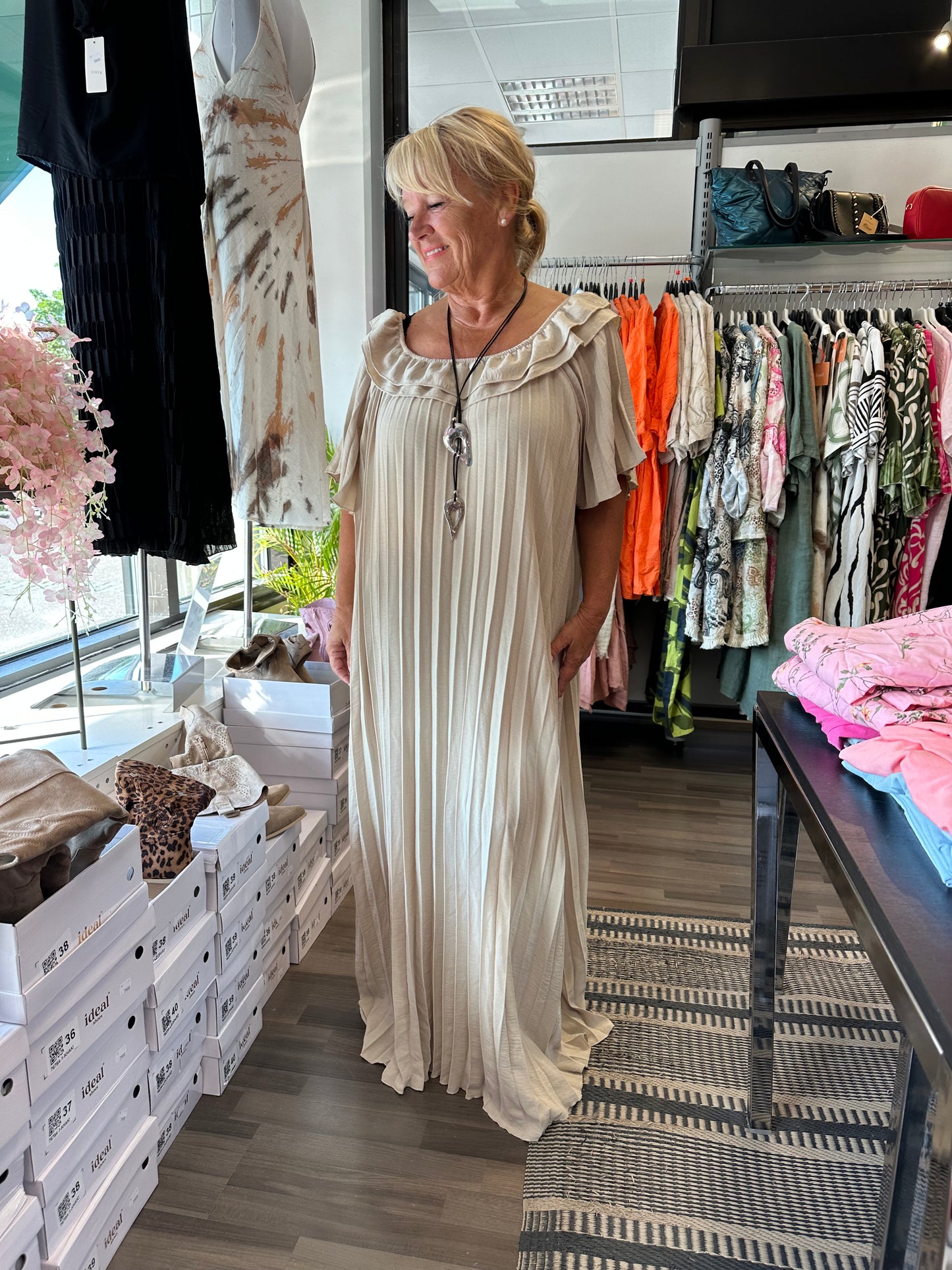 Plussize pliseerattu mekko beessi