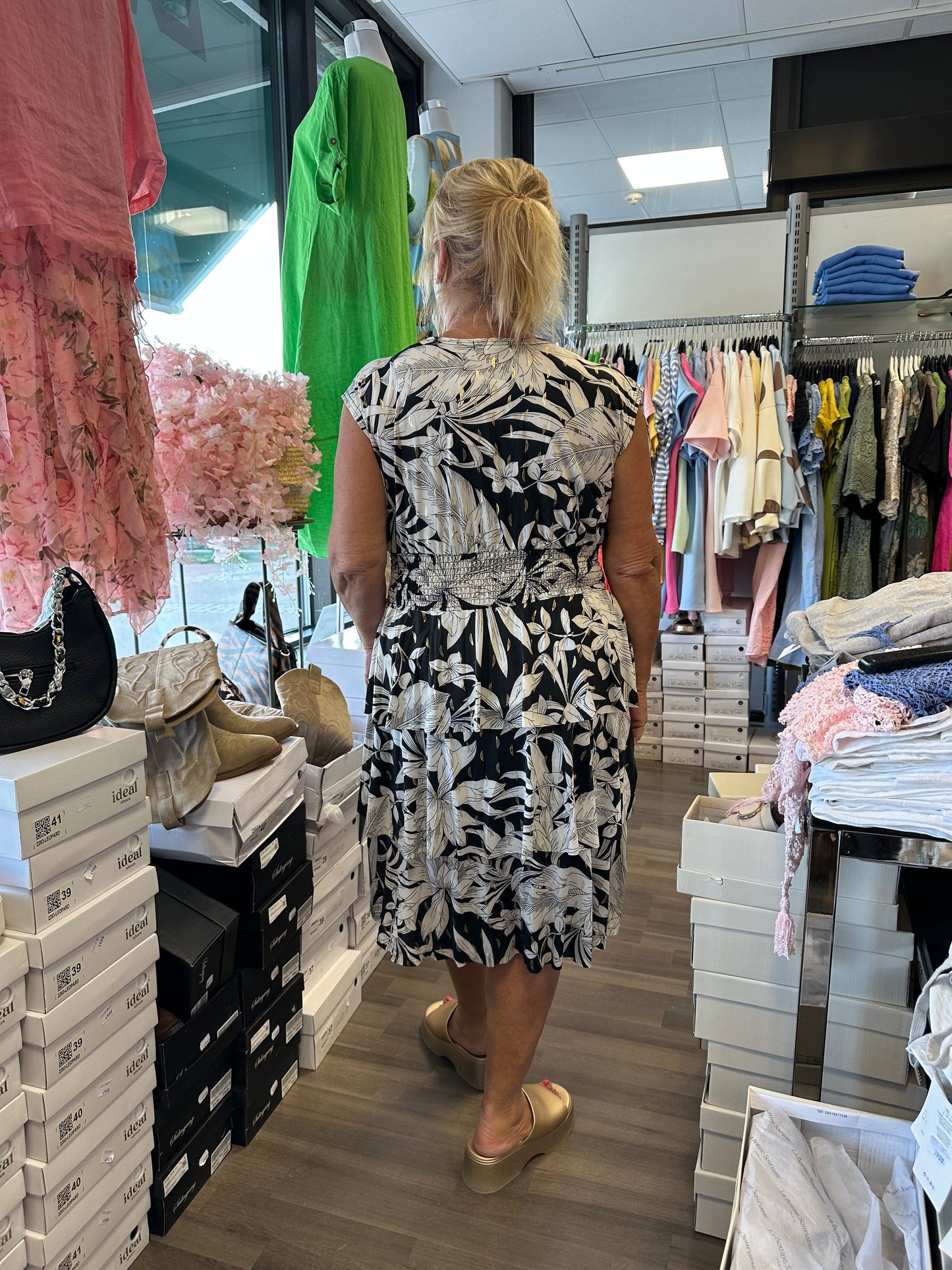 Liukaspintainen kerrosmekko (4 väriä)