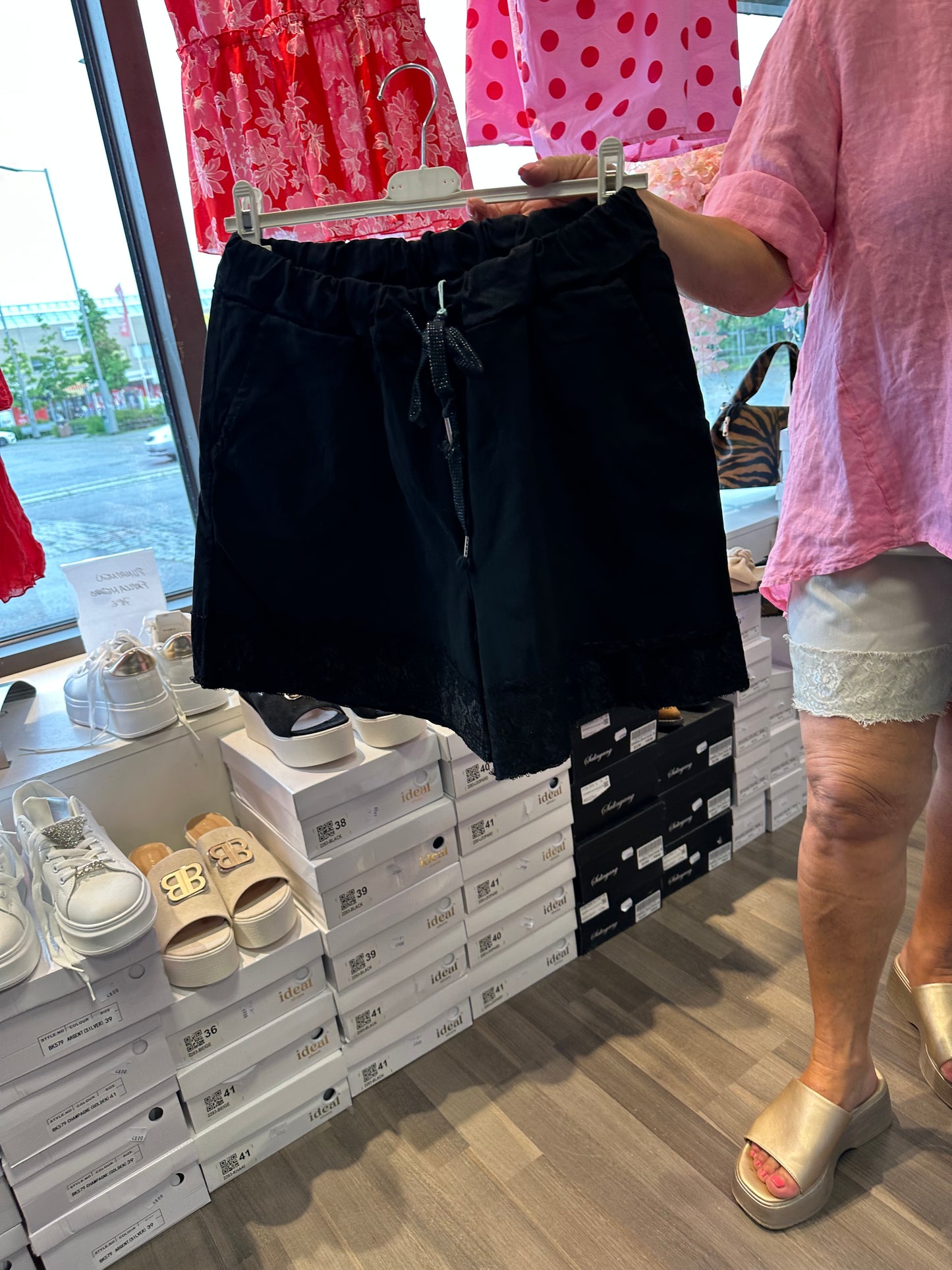 Stretch shortsit pitsikoristeilla (3 väriä)