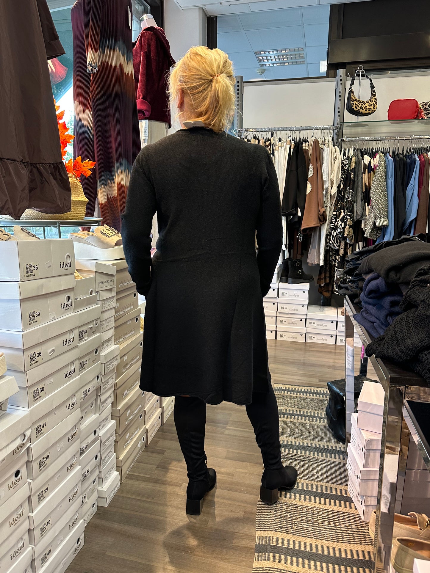 Kellohelmainen neulemekko musta