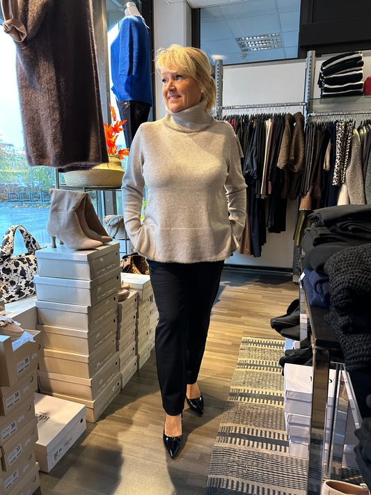 Poolokauluksinen neule beessi