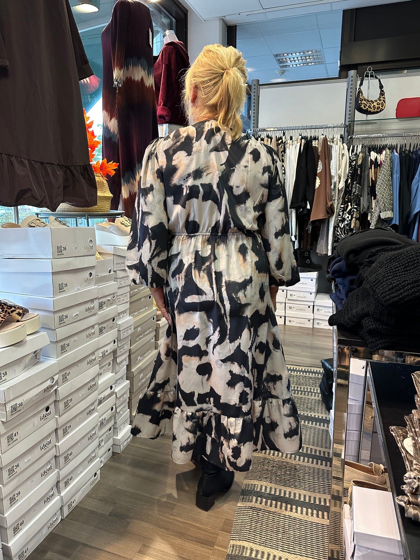 Kuviollinen frillamekko