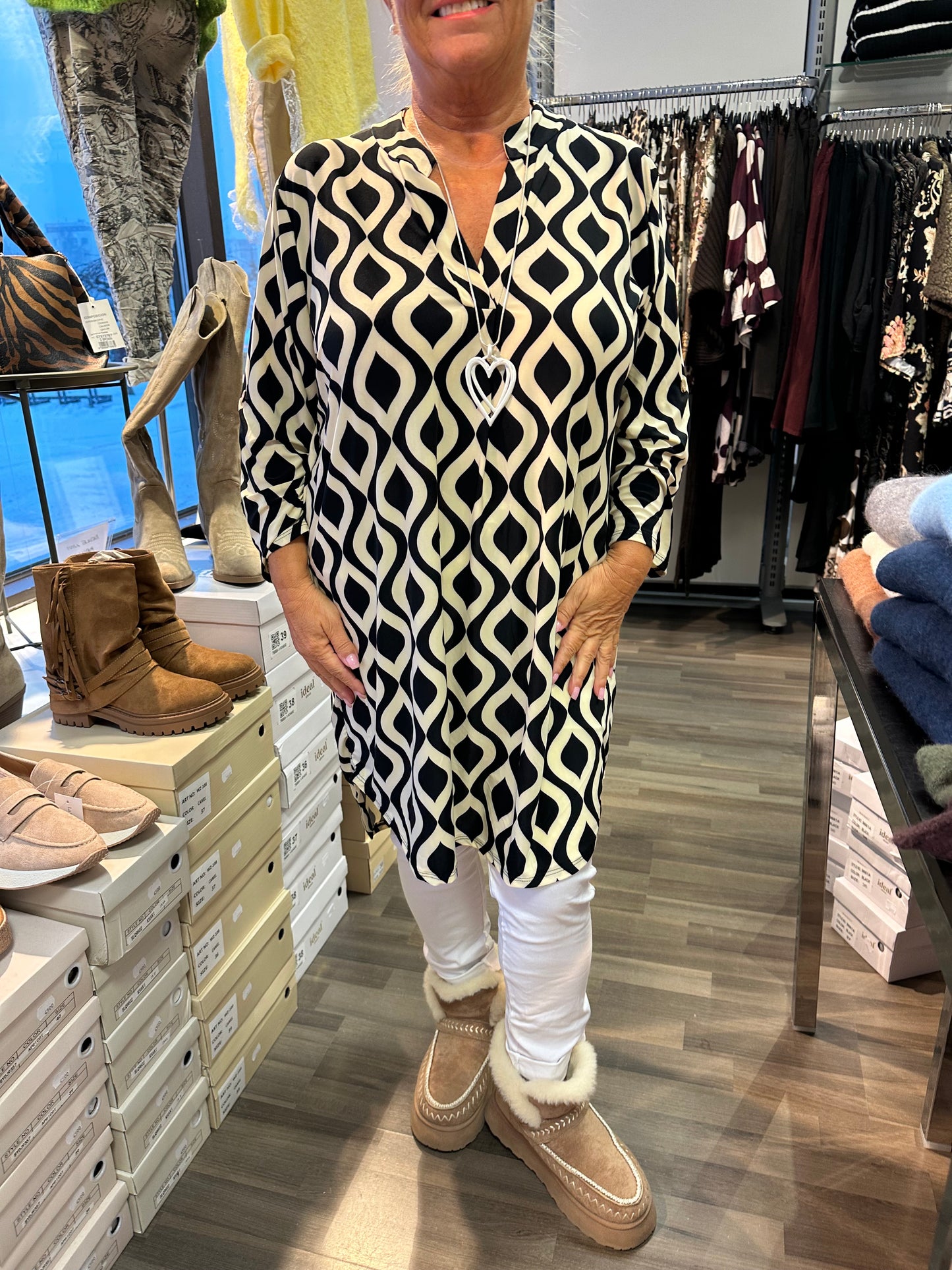 Liukaspintainen pitkä tunika geometrinen kuvio