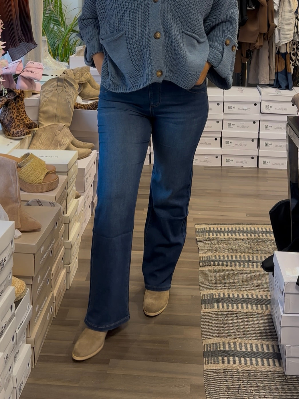 Suoralahkeinen farkku kuminauhavyötäröllä