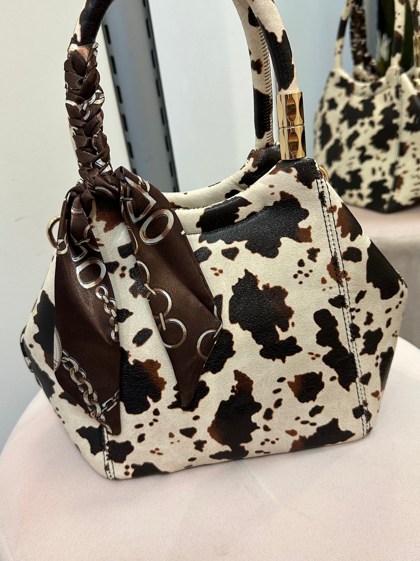 Pikkulaukku huivilla lehmä