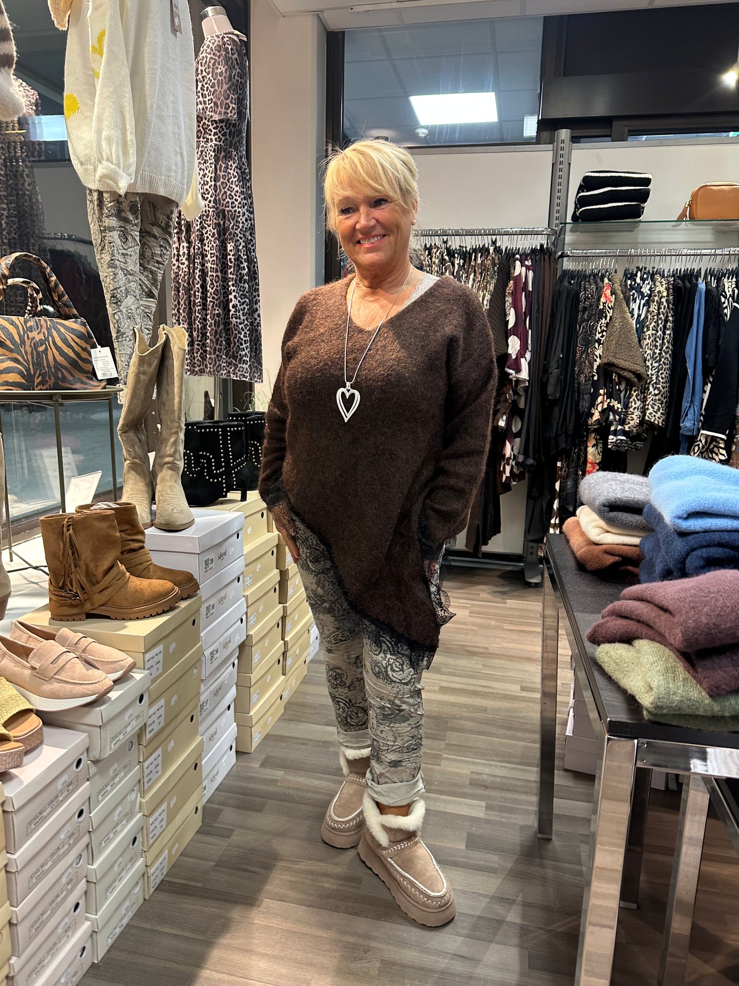 Neulepusero epäsymmetrisellä pitsihelmalla ruskea