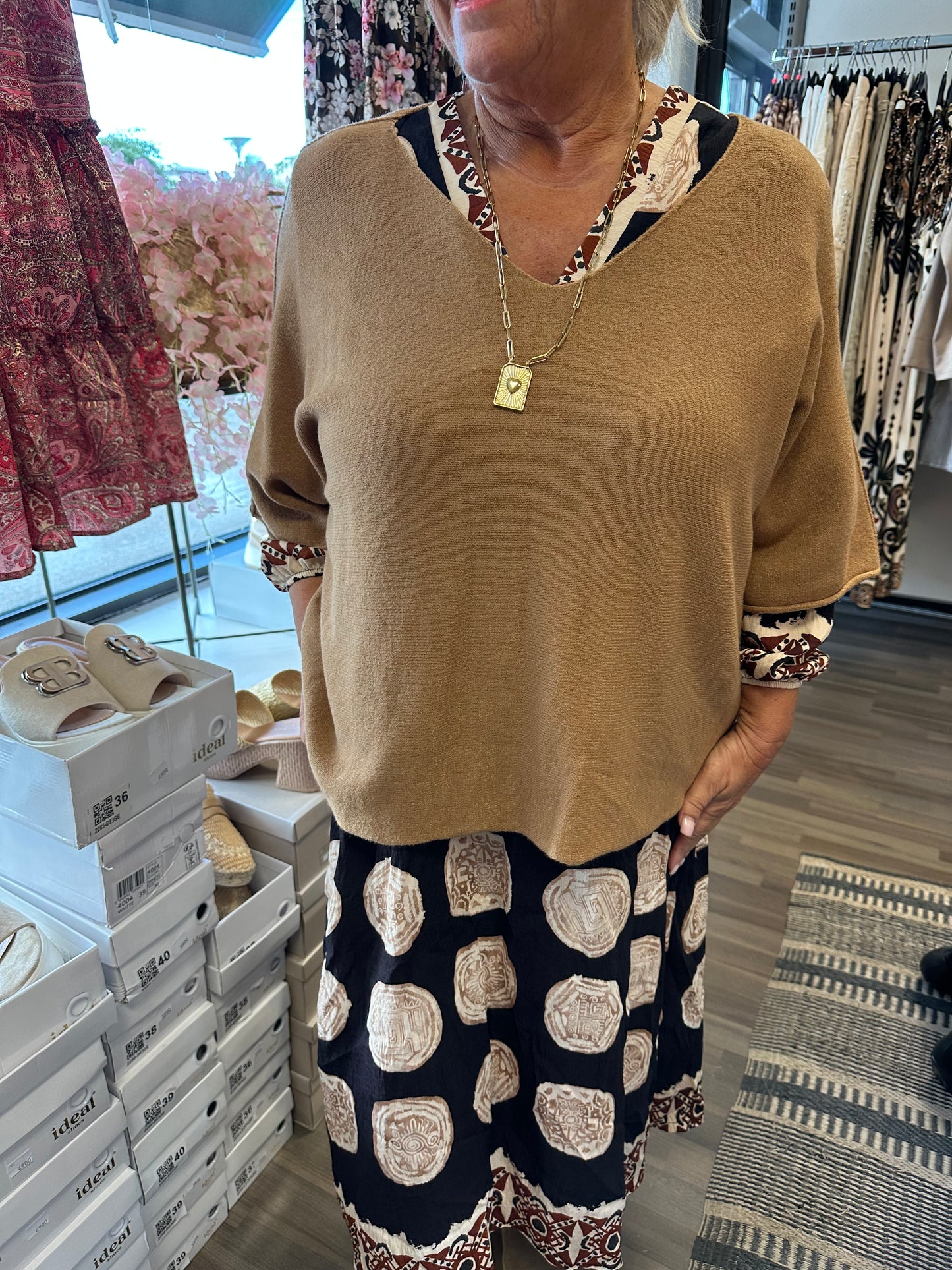 Laatikkoneule kameli