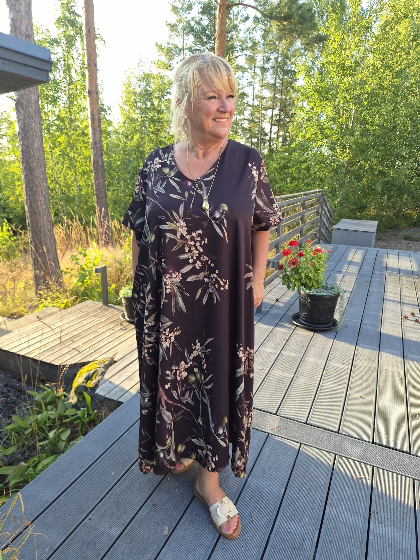 Plussize kuviollinen mekko (4 väriä)