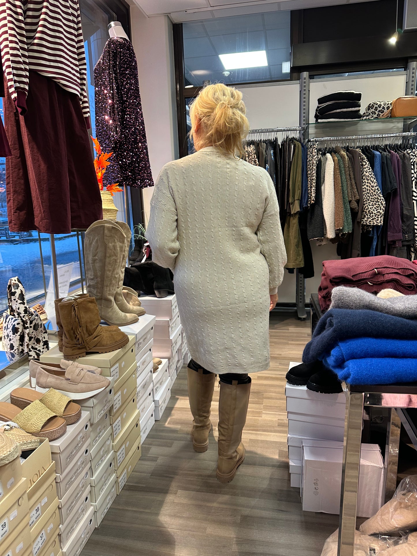 Neuletunika/mekko vaalea beessi