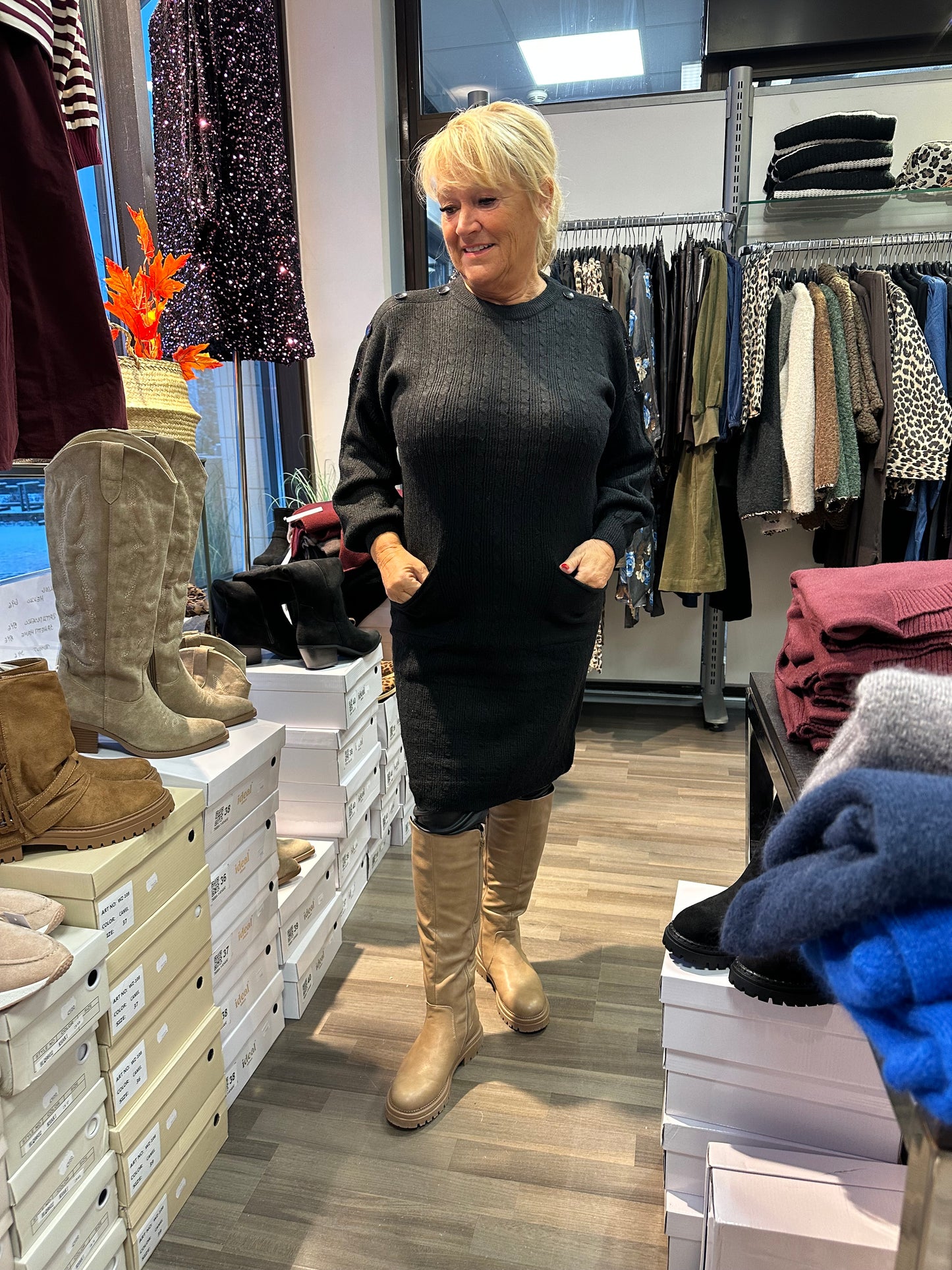 Neuletunika/mekko musta