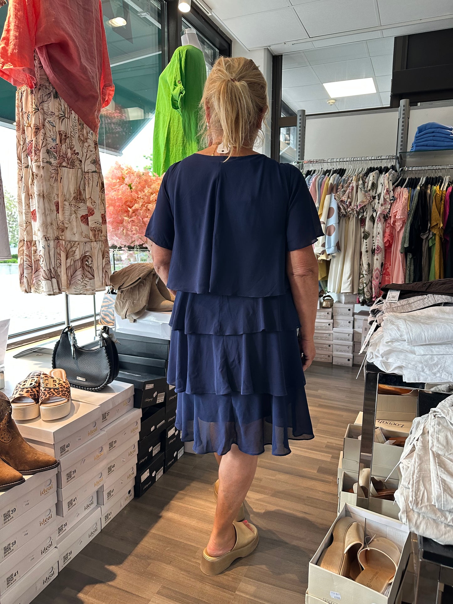 Sifonkinen kerrosmekko tummansininen
