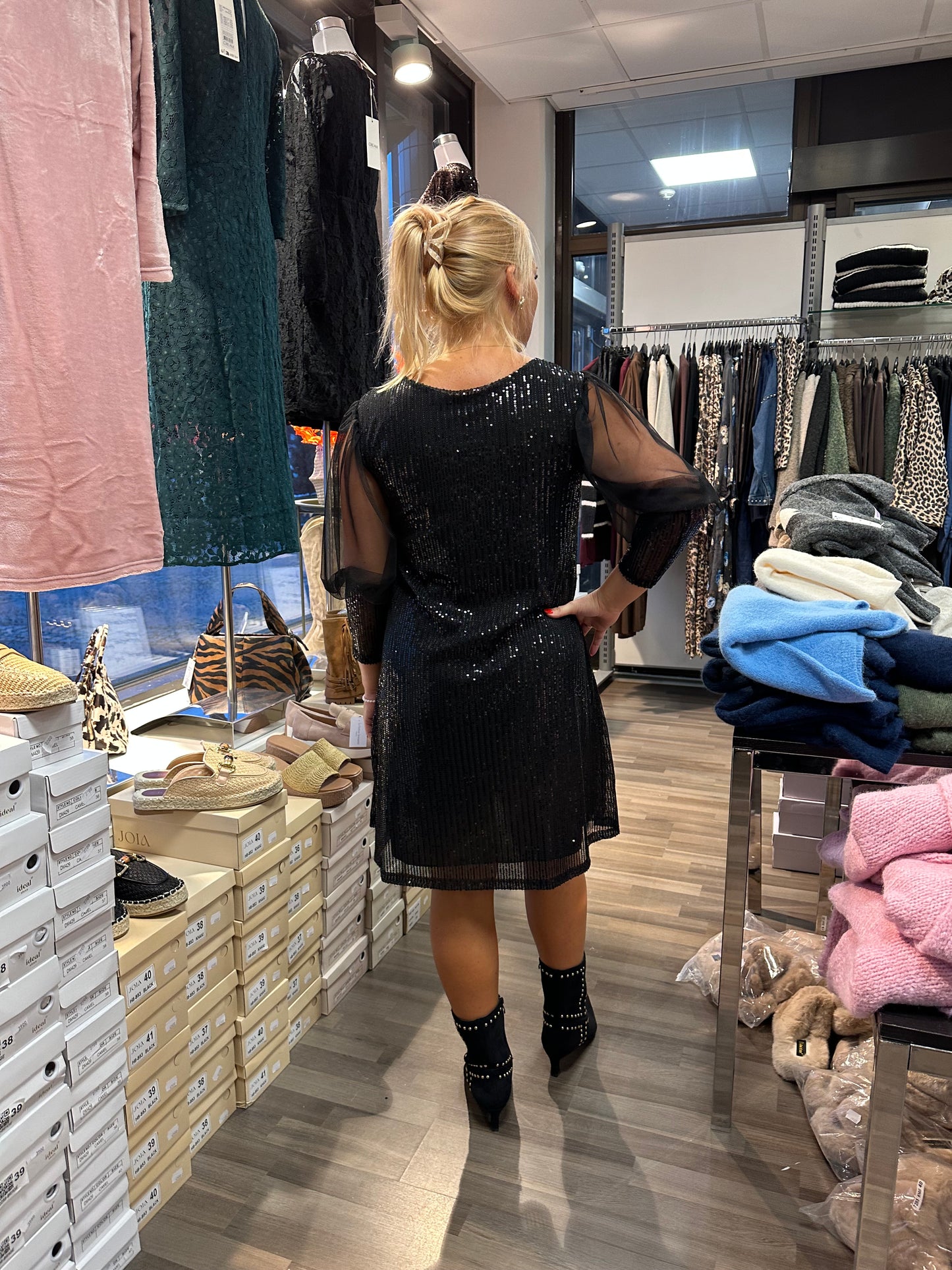 Paljettimekko/tunika tyllihihoilla