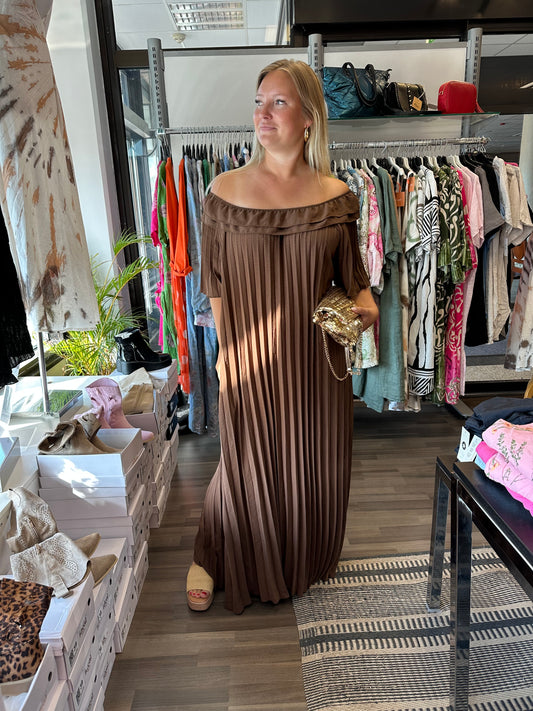 Plussize pliseerattu mekko ruskea